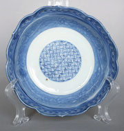 Edo Porzellan Teller Japan blau weiss Swastika