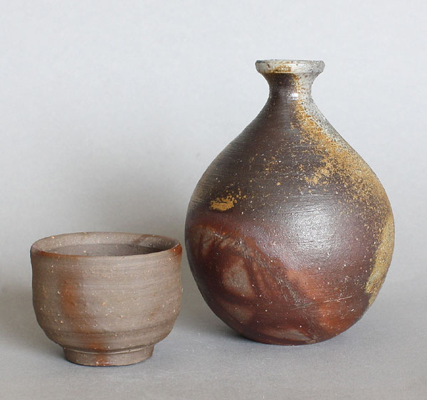 Sakeflasche und Guinomi Bizen Keramik B