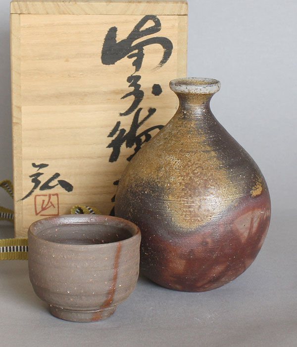Sakeflasche und Guinomi Bizen Keramik C