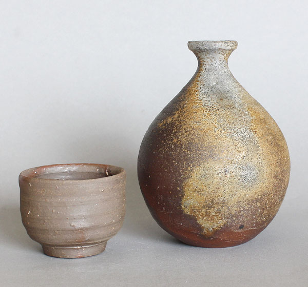 Sakeflasche und Guinomi Bizen Keramik E